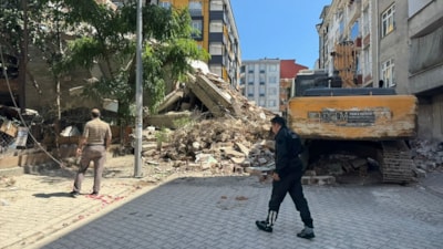 İstanbul Esenyurt'ta yıkımı yapılan bina bir anda çöktü
