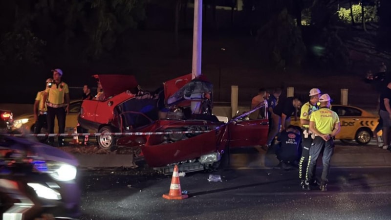İstanbul Eyüpsultan'da direğe çarpan otomobil hurdaya döndü: 1 ölü