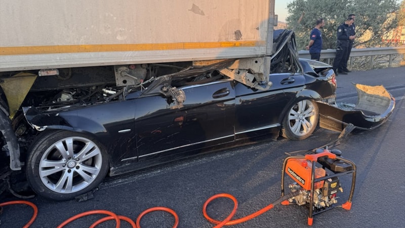 Kayseri'de tıra çarpan otomobilin sürücüsü can verdi