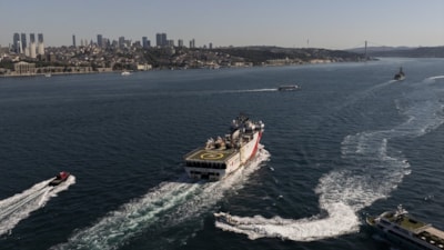 Oruç Reis Sismik Araştırma Gemisi, İstanbul Boğazı'ndan geçti