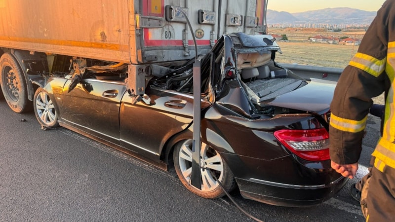 Kayseri'de otomobil tıra çarptı: 1 ölü