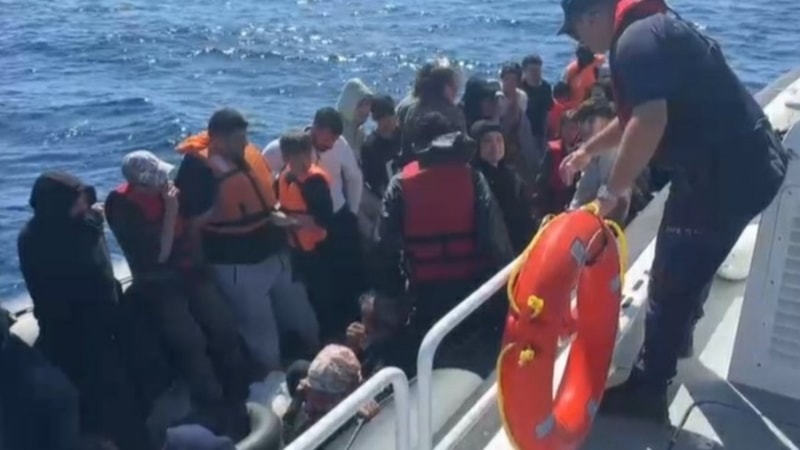 Çanakkale'de Yunanistan'ın ölüme ittiği göçmenler kurtarıldı