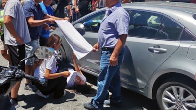 Muğla'da vatandaşlar, yaralı kadın sürücüyü havluyla güneşten korudu