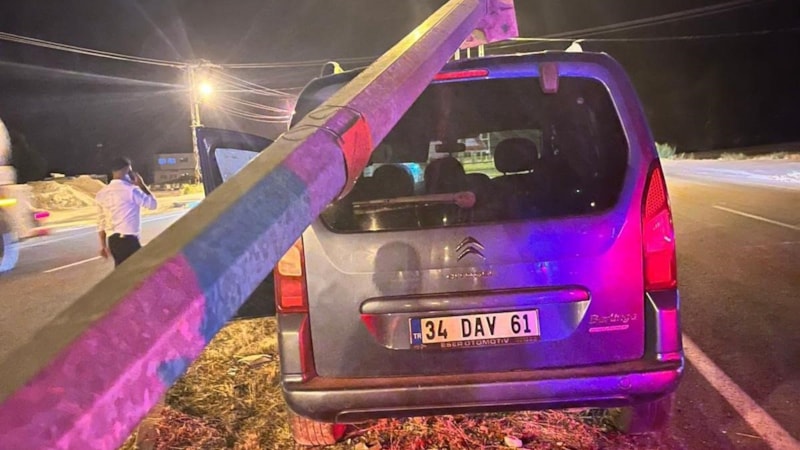 Van'daki kazada kamyonet, aydınlatma direğine çarptı
