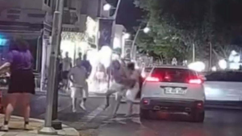 Muğla'da sürücülerin yol verme kavgası kameraya yansıdı