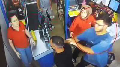 Bursa'da kasiyere yumruk atan saldırgana müdahale etti: Kadın darbediliyordu, duramadım