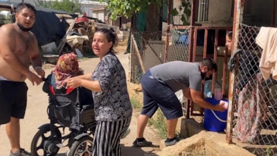 Antalya'da evine yaklaşan alevlerden kurtarılan kadın, tekerlekli sandalyeyle uzaklaştırıldı