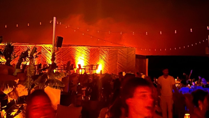 İzmir'deki yangın Çeşme'de eğlenceye engel olmadı