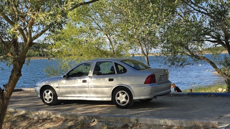 Bilecik Pelitözü Gölpark'ta yürüyüş parkuruna araba park etti