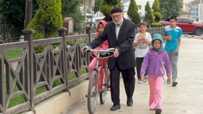 Tokat'ta torunlarını her gün bisikletle Kur’an kursuna götürüyor