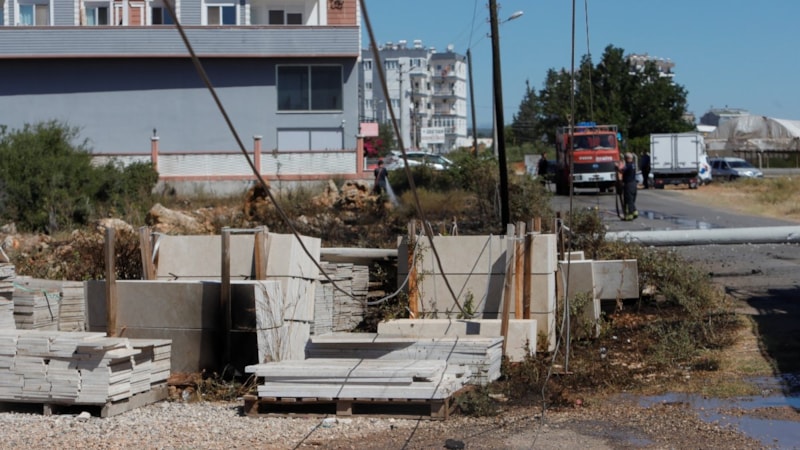 Antalya'da köpeğe çarpmamak için kaza yapıp yangına neden oldu
