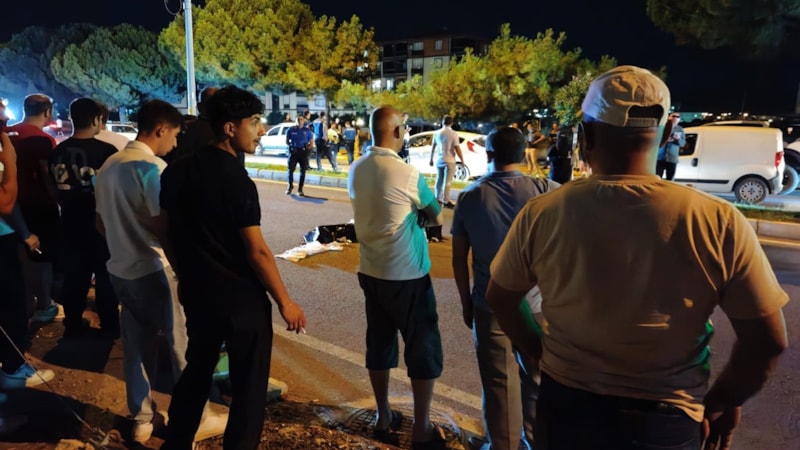 Balıkesir'de yolun karşısına geçmek isteyen vatandaşa otomobil çarptı