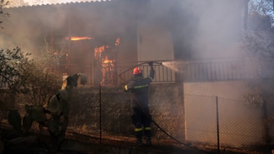 Yunanistan'ın başkenti Atina'da başlayan yangın kontrolden çıktı