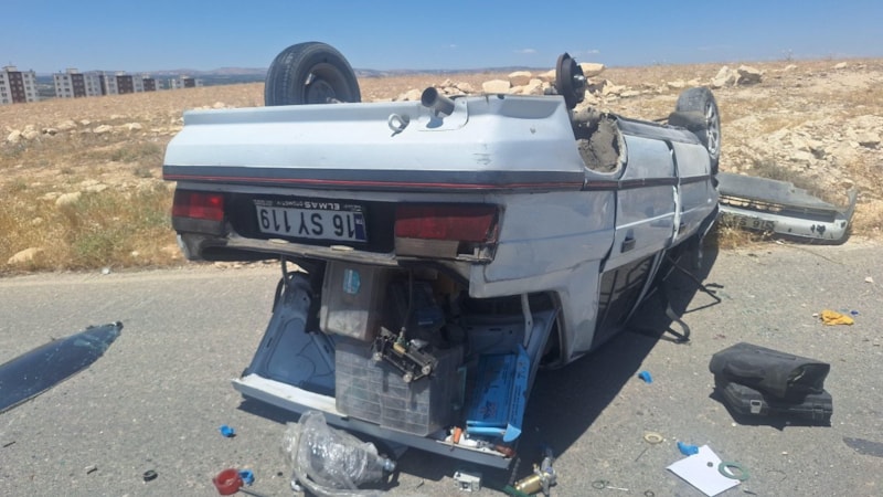 Şanlıurfa'da lastiği yerinden kopan otomobil devrildi: 2 yaralı