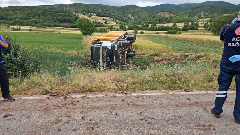 Tokat'ta kamyon şarampole devrildi