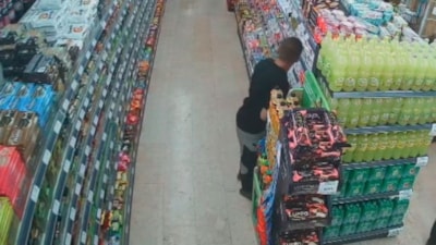 İstanbul Fatih'te marketten çikolata hırsızlığı kamerada