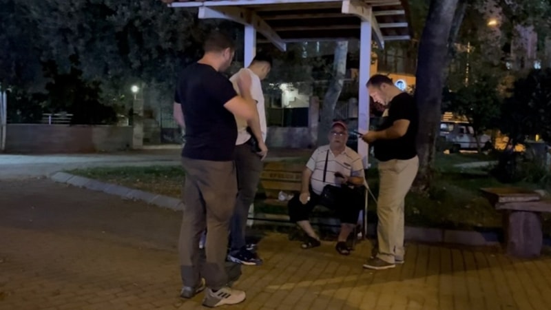 Aydın'da bankta müzik dinleyen görme engellinin cep telefonu çalındı