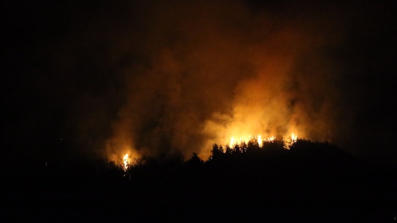 Hatay'da köylüler yangın bölgesine traktörlerle su taşıdı