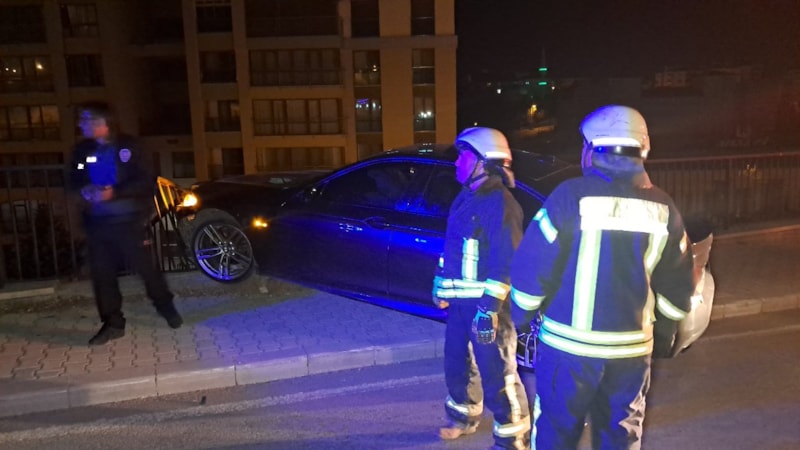 Karaman'da kontrolden çıkan otomobil bariyere saplandı