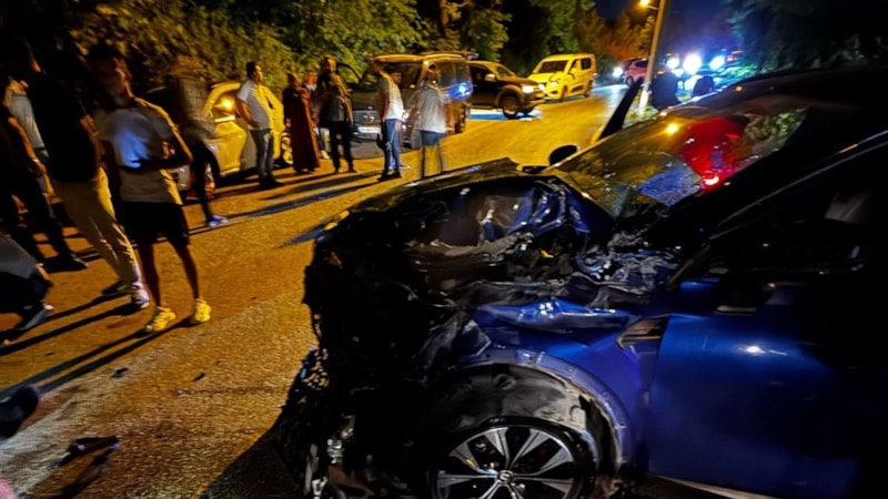 Bursa'da ters yönde ilerleyen otomobil, kamyonetle çarpıştı: 2 yaralı