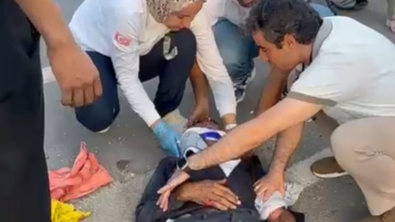 Mersin'de yaralanan sürücüye yoldan geçen doktor yardım etti