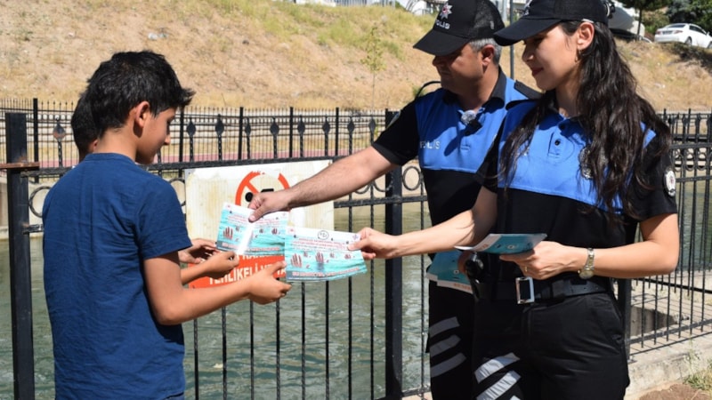 Batman'da polisten su kanallarında yüzenler için uyarı
