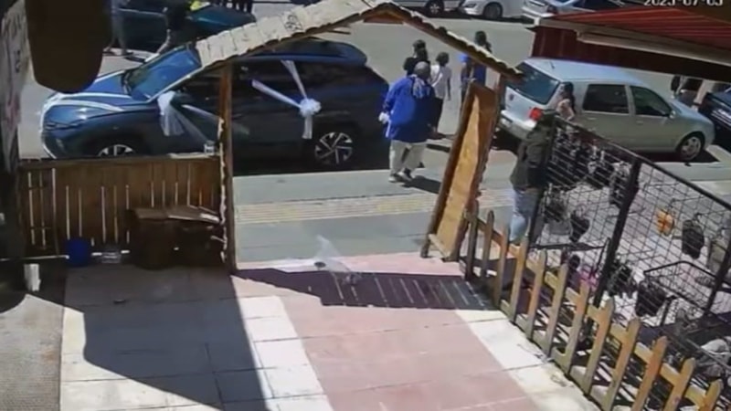 Ankara'da otomobilin çarptığı anne ile çocuk yaralandı