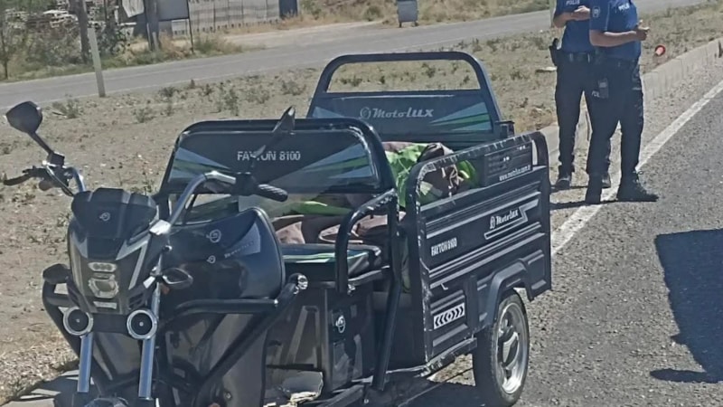 Ankara'da tırın sıkıştırdığı motosiklet devrildi: 3 yaralı