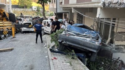 İstanbul Başakşehir'de kontrolden çıkan vinç ortalığı savaş alanına çevirdi