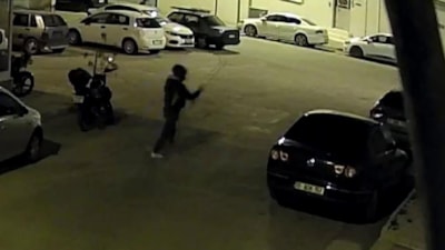 Karaman'da kasklı saldırgan otomobile zarar verdi