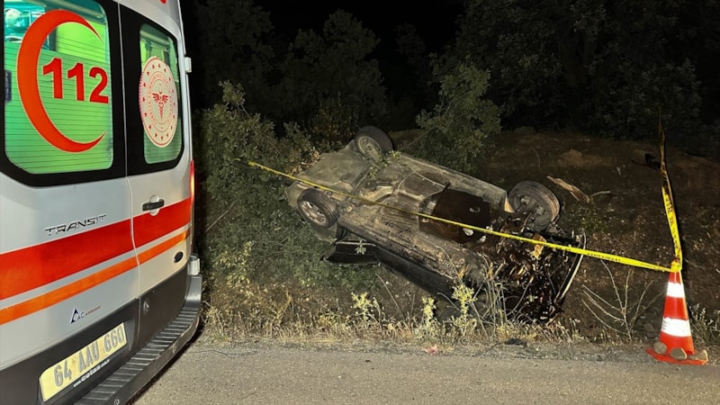 Uşak'ta şarampole devrilen otomobildeki 1 kişi yaşamını yitirdi