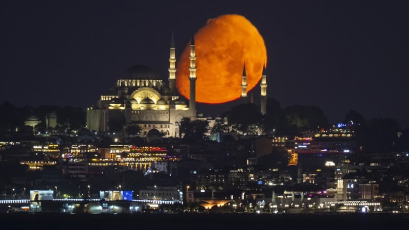 İstanbul'da ilk şişkin Ay, görenleri büyüledi