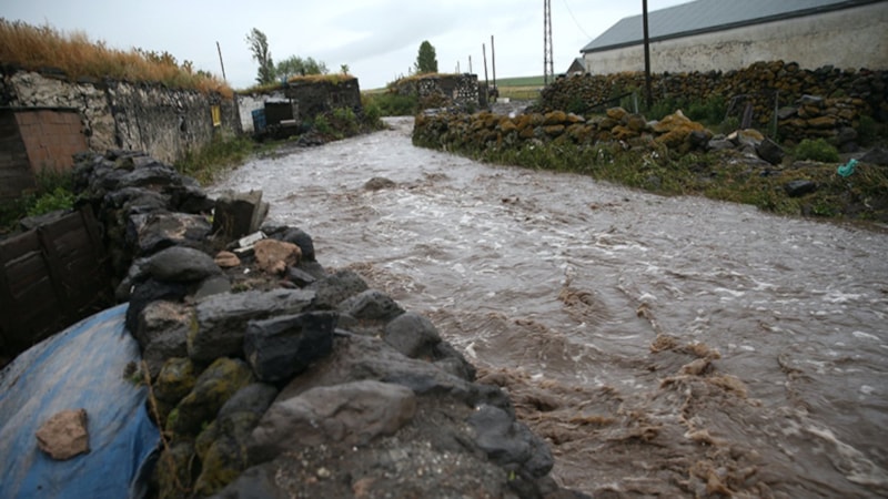 Kars'ta sel felaketi: Hayvanlar telef oldu, ev ve araçlar zarar gördü