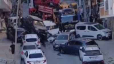 İstanbul'da kontrolden çıkan vinç dehşet saçtı: Park halindeki 23 araca çarptı