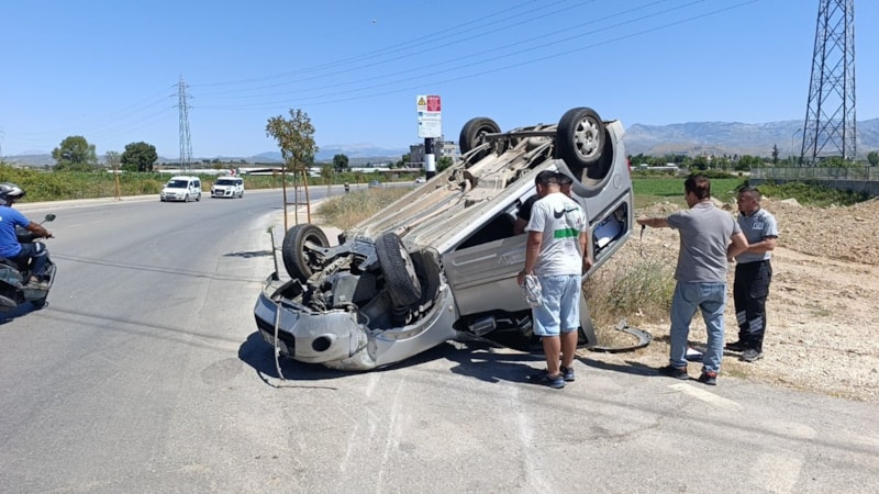 Antalya'da takla atan araçtan burnu bile kanamadan çıktı