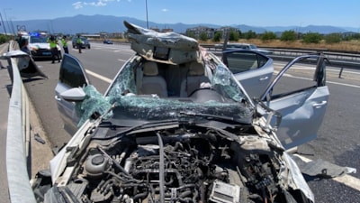 Kocaeli'de bariyere çarpan otomobilin tavanı koptu: 4 yaralı