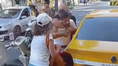 İzmir'de trafikte kasklı, tekmeli ve yumruklu kavga kamerada