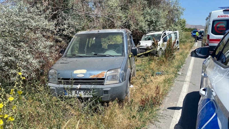 Kayseri'de park halindeki araca çarptı: 1 ölü 8 yaralı