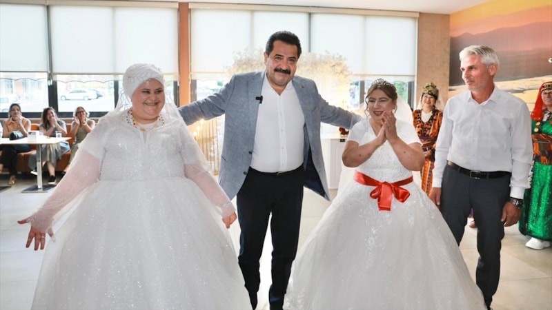 Denizli'de down sendromlu Gülizar ve Selma'nın gelin olma hayalleri temsili düğünle gerçekleşti