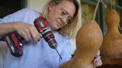 Kocaeli'de ahırı atölyeye çevirdi: Su kabaklarına yeniden hayat veriyor