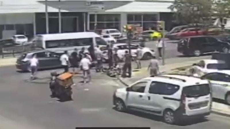 İstanbul'da otomobil ile motosikletin çarpıştığı anlar kamerada