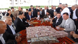 Van'da bir aşiret düğününde 7,5 milyon para, 1,5 kilo altın takıldı