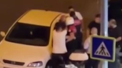 İstanbul'da alkollü iki arkadaşın tekme tokat birbirine girdiği kavgayı polis ayırdı