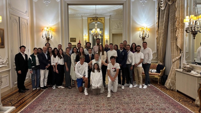 Osman Koray Ertaş, Wimbledon'da mücadele eden Türk sporcuları konutunda ağırladı
