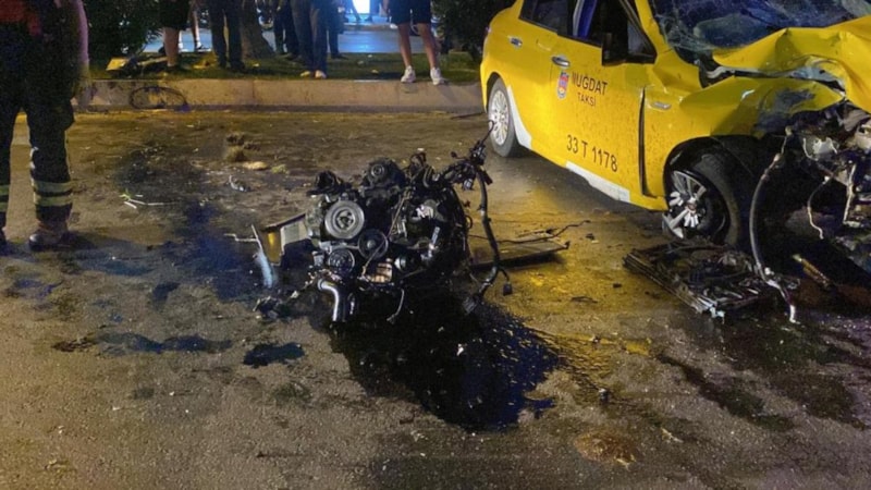 Mersin'de refüje çarpan taksinin motoru fırladı
