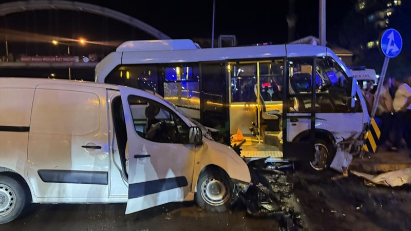 Rize'de minibüs ile hafif ticari araç çarpıştı: 10 yaralı
