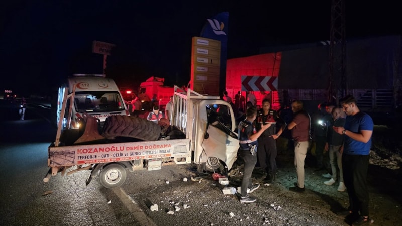 Adana'da kamyonet ile taksi çarpıştı: 4 kişi yaralandı