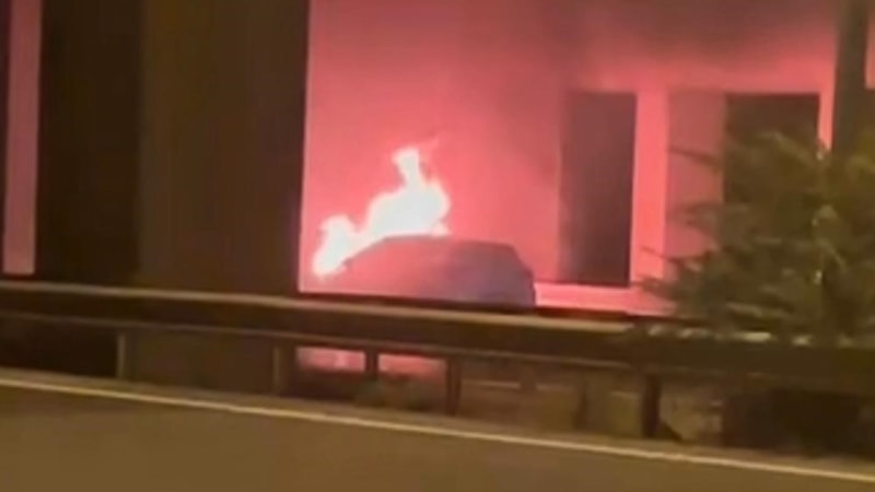 Sakarya'da alev topuna dönen otomobil kullanılamaz hale geldi