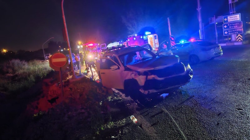 İzmir'de kamyonet otomobille çarpıştı: 2'si ağır 7 yaralı