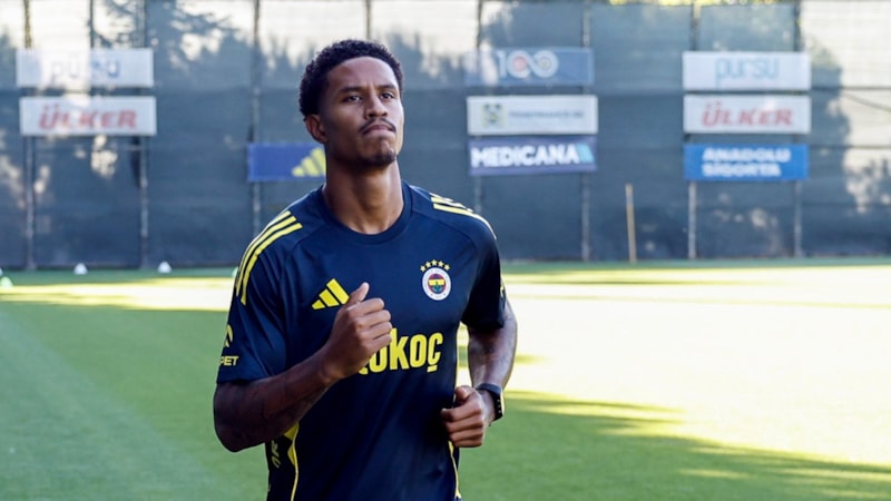 Fenerbahçe'de üç oyuncunun sözleşmesi yenilendi